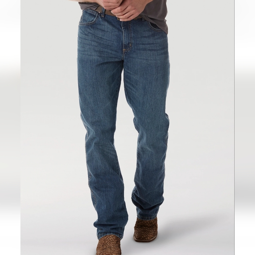 Wrangler Retro Relaxed Boot Cut Medium Wash Jean in TB Wash Size 32 x 32